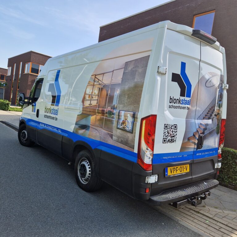 Witte bestelwagen met bedrijfsbelettering, ROAX Schoonhoven