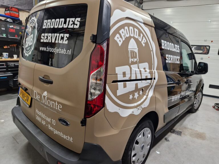Autobelettering met bedrijfslogo op achterklep, ROAX Schoonhoven