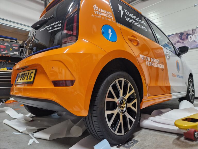 Close-up autobelettering op oranje bedrijfswagen, ROAX Schoonhoven