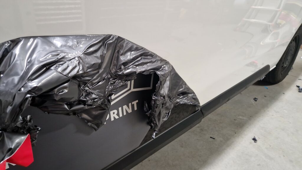 Wrapfolie afwerken aan de rand van een carwrap, ROAX Schoonhoven