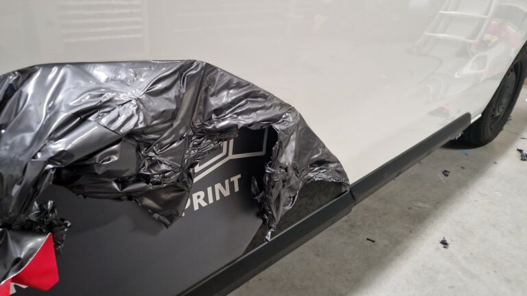 Wrapfolie afwerken aan de rand van een carwrap, ROAX Schoonhoven