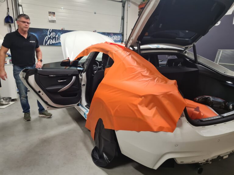 Een auto die gewrapd word in de werkplaats in Schoonhoven